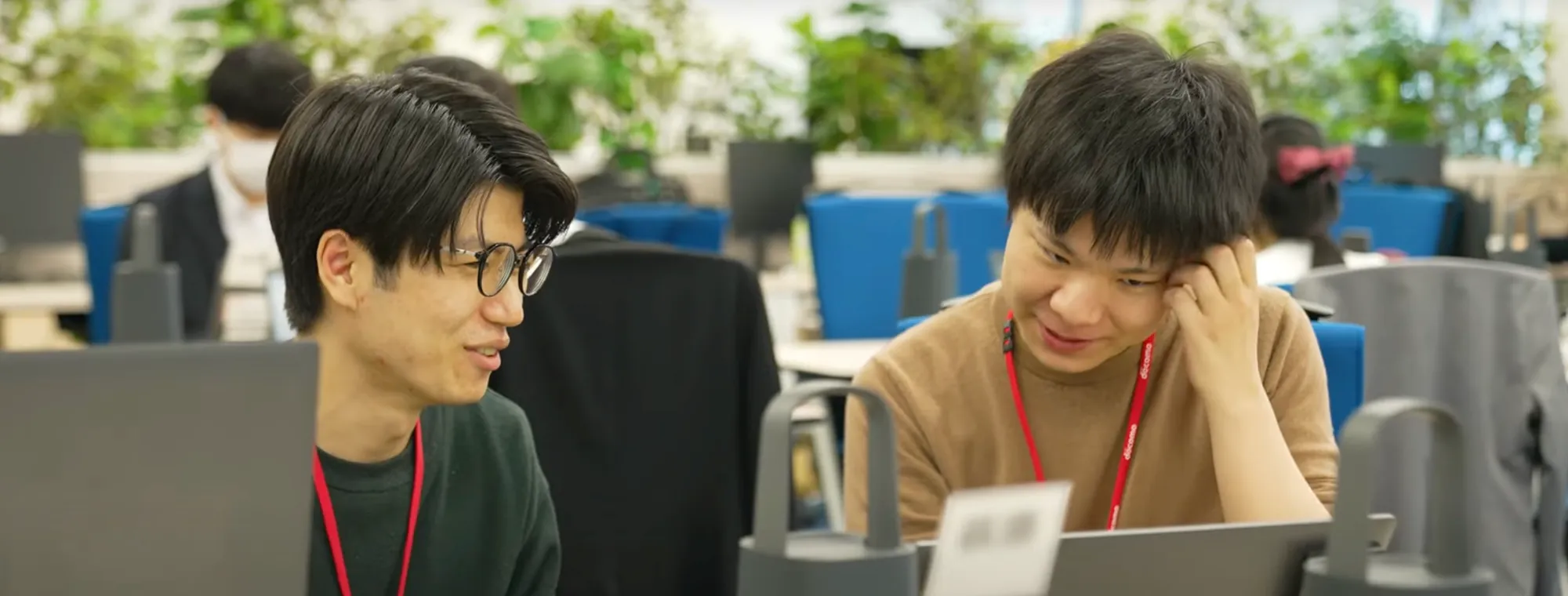 社員同士が会話している様子