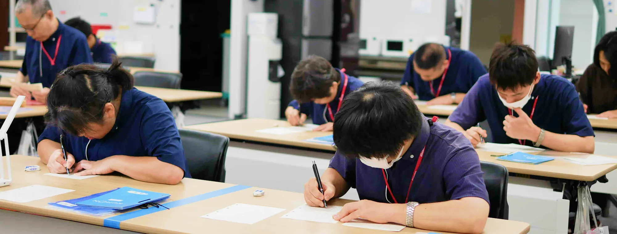 机に向かって学習している